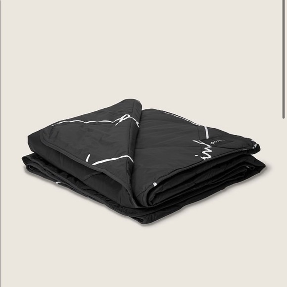 Gift idea 🎁! Pink packable blanket NWT - Picture 2 of 5